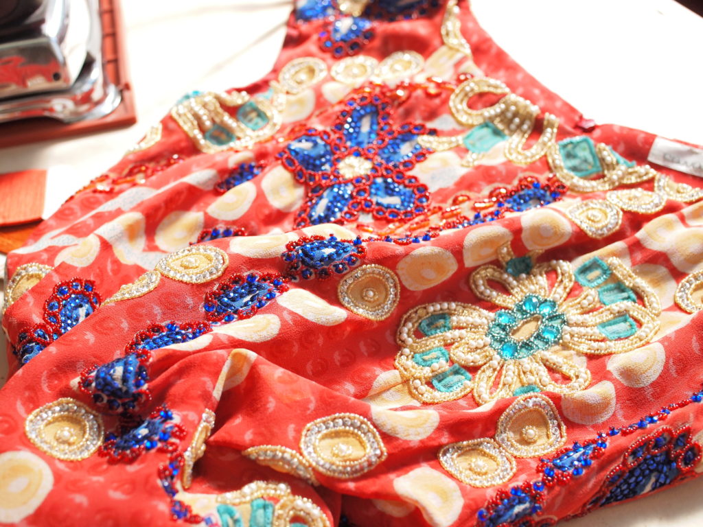 ビーズ刺繍ドレス