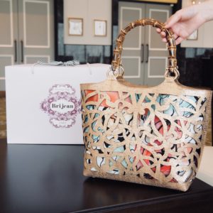 コルクレザーに包まれたブリジャンの着せ替えバッグ