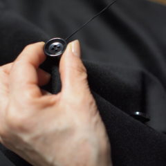 既製服とオーダーメイドの違い！ボタンの付け方