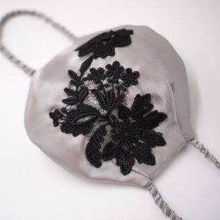 シルク100%なめらかマスク　グレージュ&立体フラワーレース