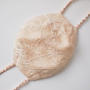 《Couture Mask》　透明感あふれる刺繍のビーズ付きマスク　ベージュ×シャーベットオレンジ